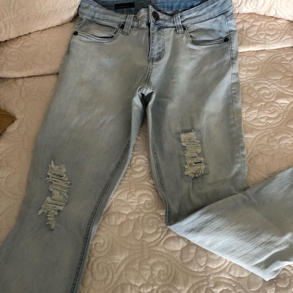 Women’s distressed skinny jeans